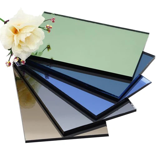 Espelho decorativo com diferentes cores e formatos